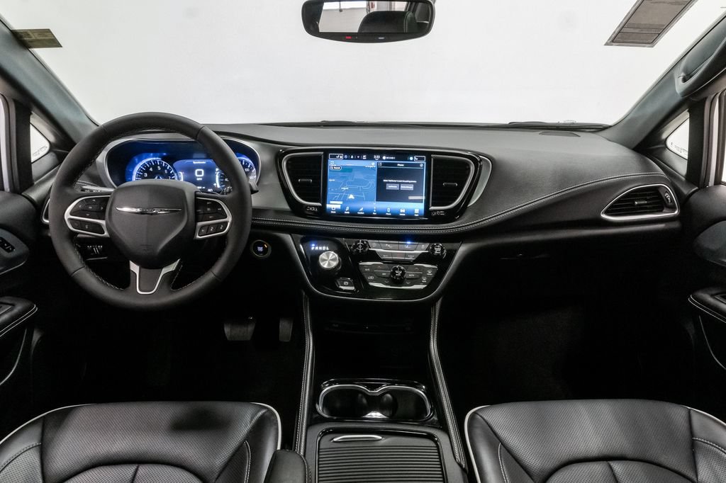 New 2026 Chrysler Pacifica Limited w/ Uconnect Theater Family Group FWD image 24