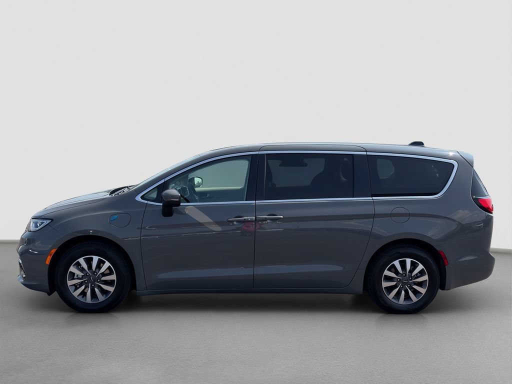 Used 2023 Chrysler Pacifica Touring-L FWD image 3