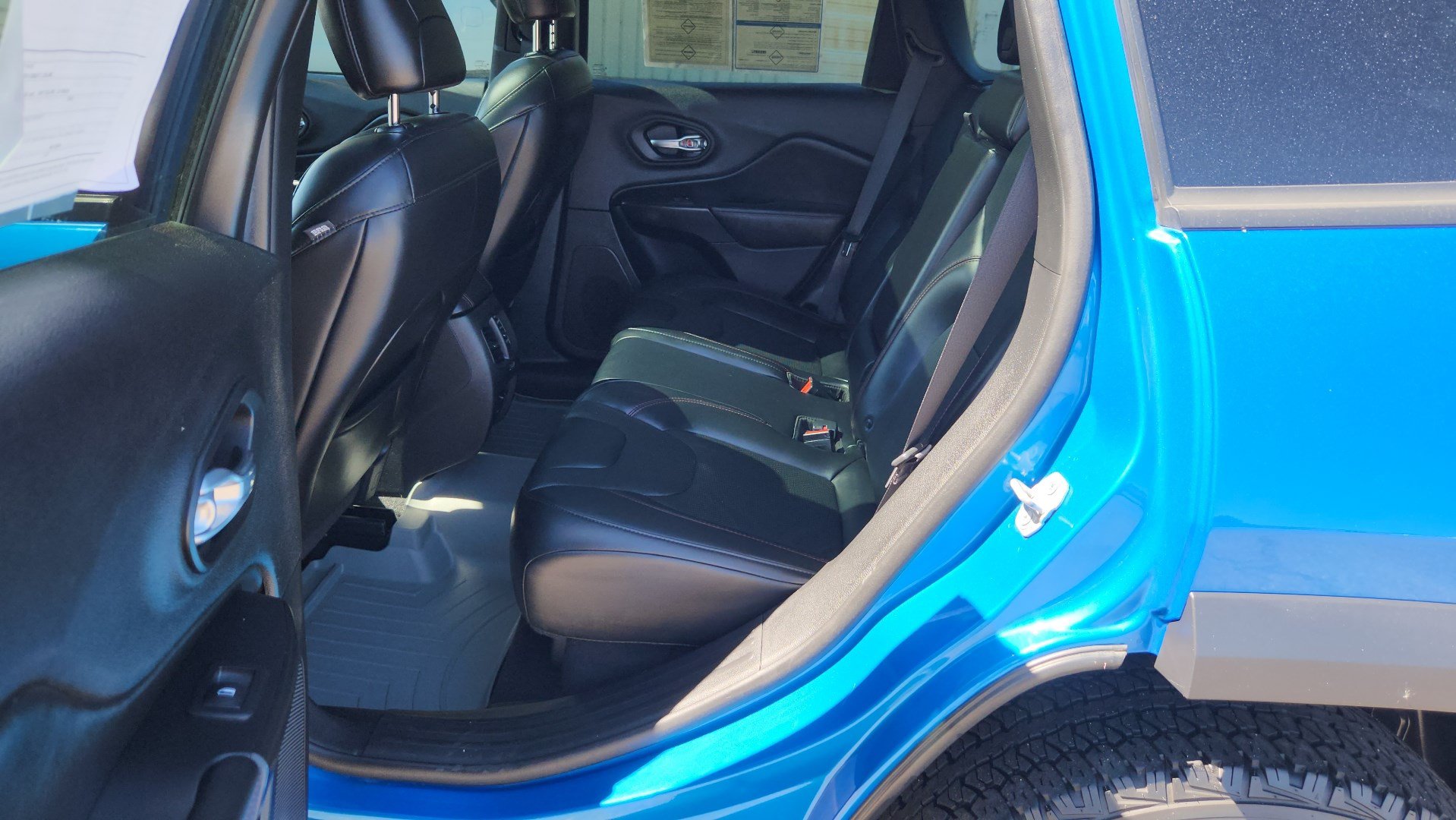 Used 2019 Jeep Cherokee Trailhawk AWD/4WD image 21