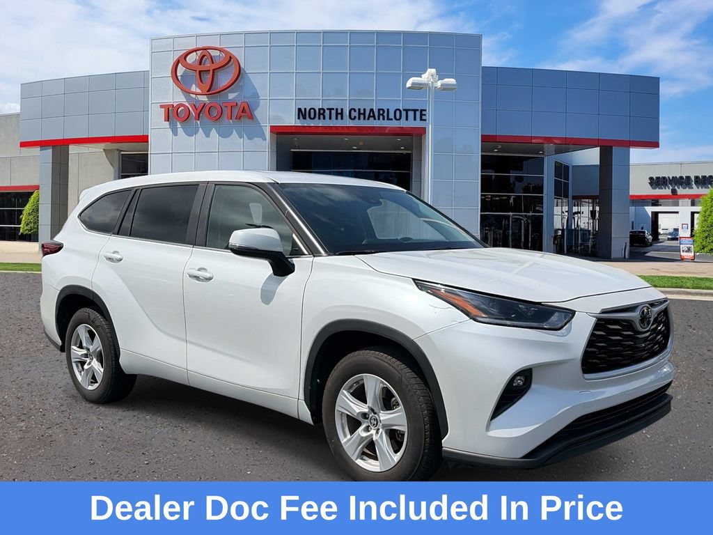 Used 2023 Toyota Highlander LE FWD image 1