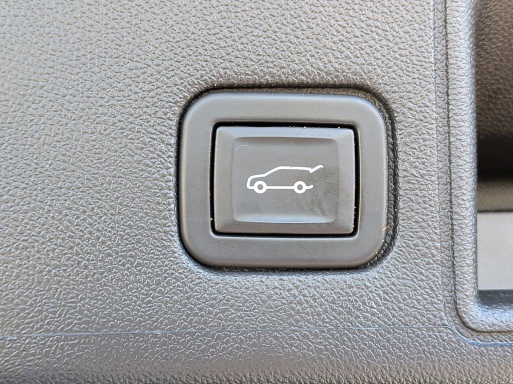 Used 2023 GMC Terrain SLE w/ Driver Convenience Package image 14