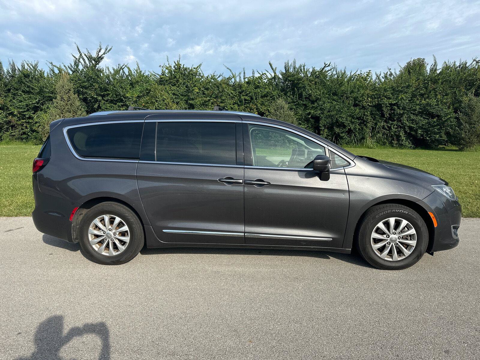 Used 2019 Chrysler Pacifica Touring-L FWD image 13