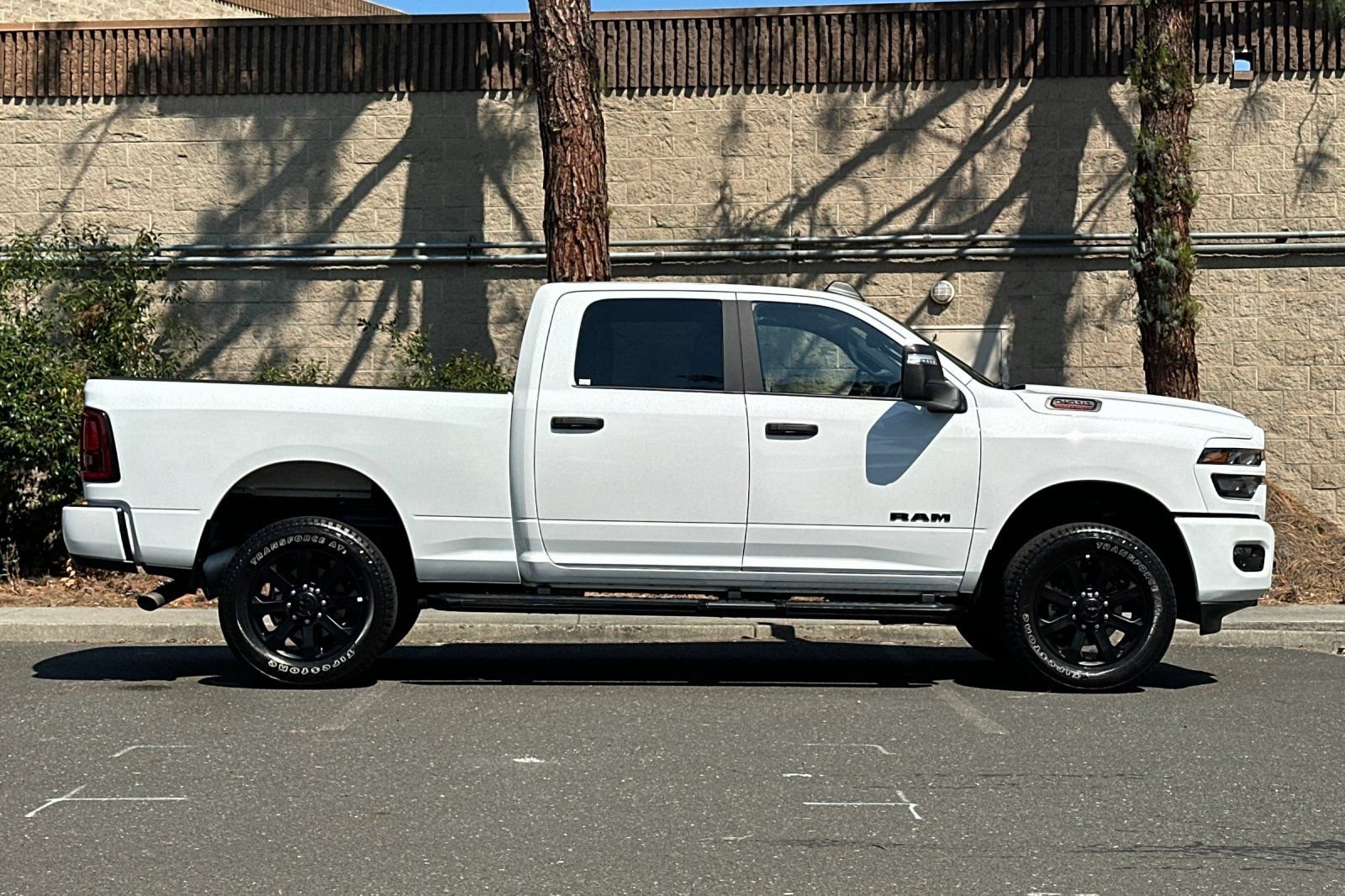 Used 2025 RAM 2500 Big Horn AWD/4WD image 2