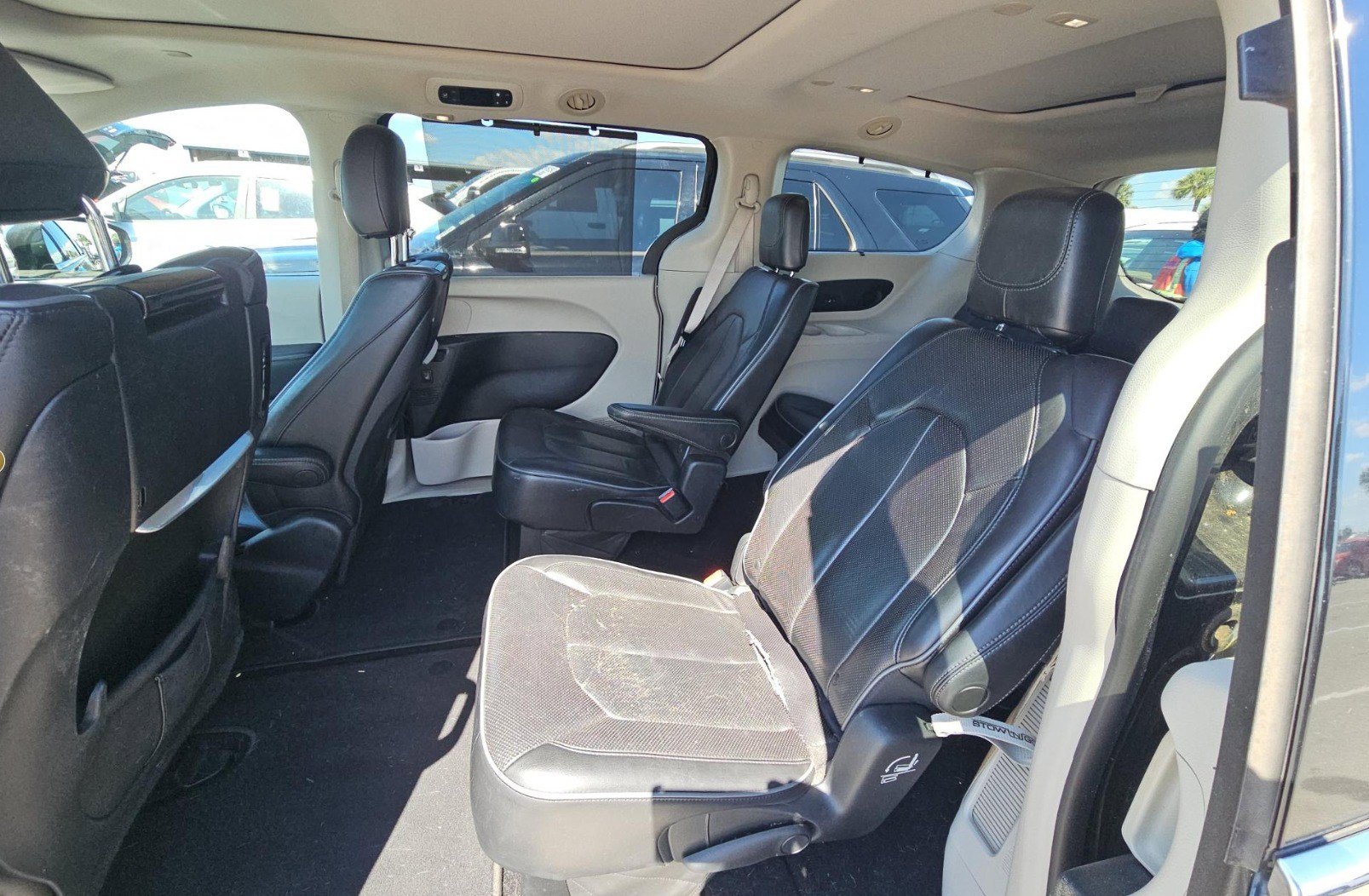 Used 2017 Chrysler Pacifica Limited w/ UConnect Theater Package FWD image 11