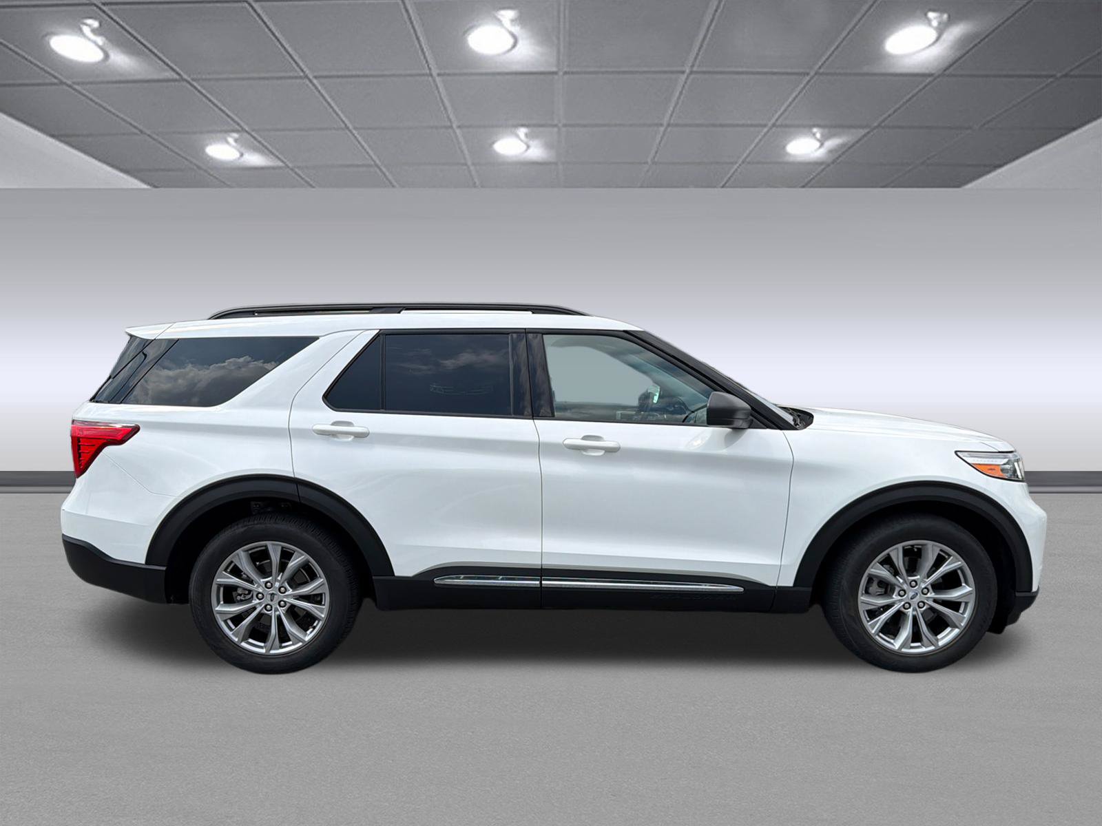 Used 2023 Ford Explorer XLT w/ Equipment Group 202A RWD image 6
