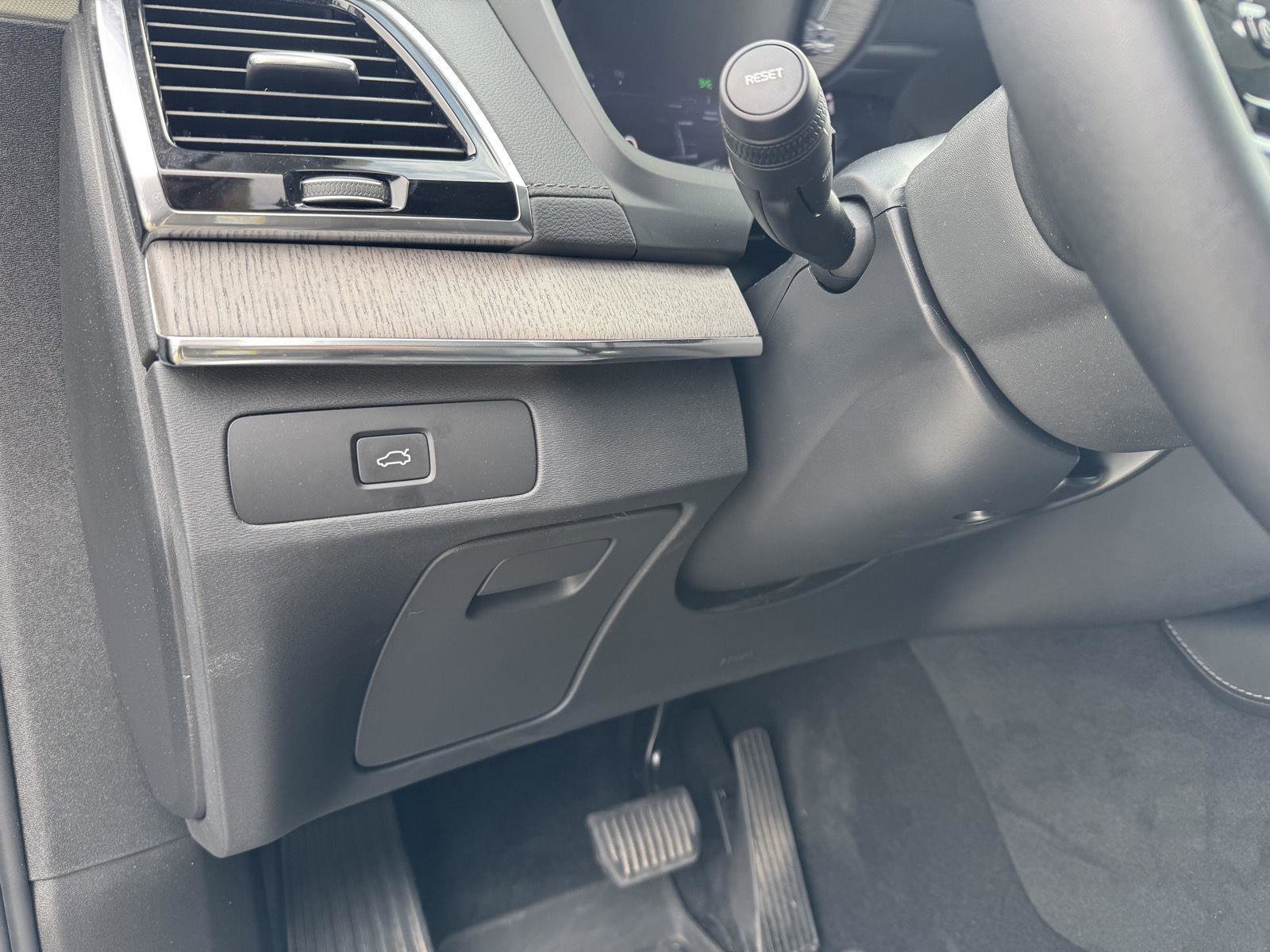 Used 2024 Volvo XC90 B6 Ultimate w/ Protection Package image 7