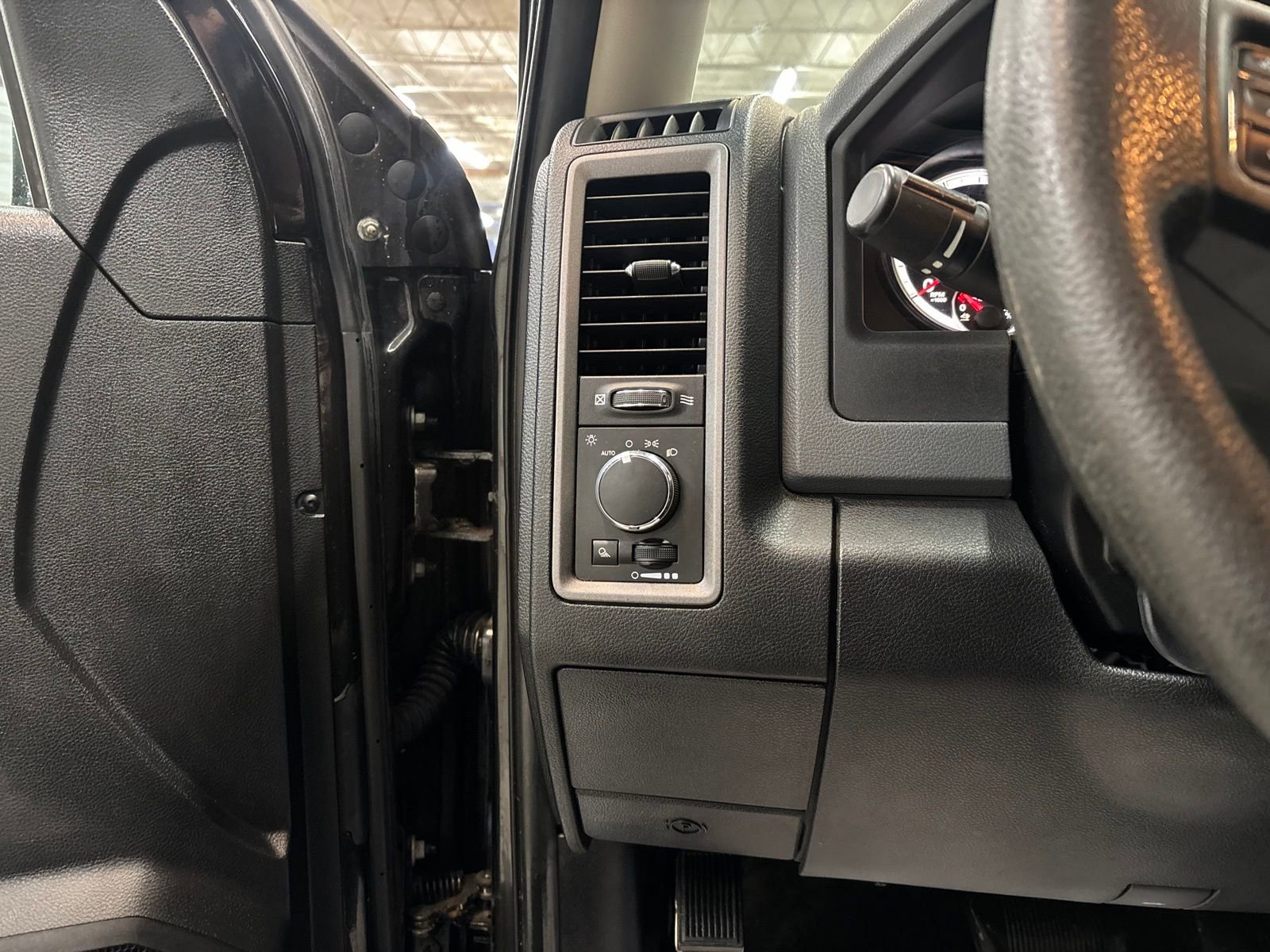 Used 2016 RAM 3500 Tradesman w/ Chrome Appearance Group image 16