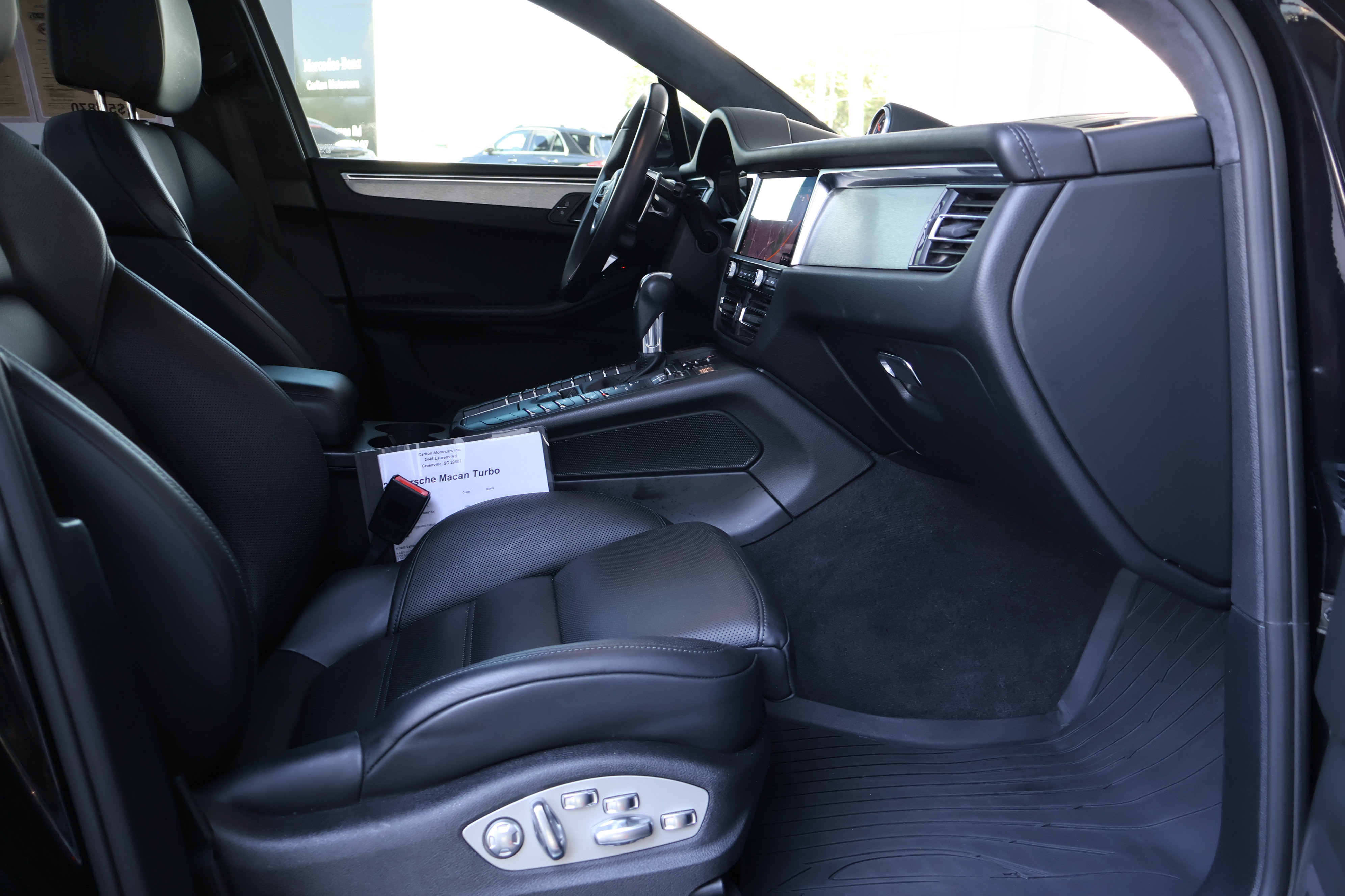 Used 2020 Porsche Macan Turbo AWD/4WD image 33