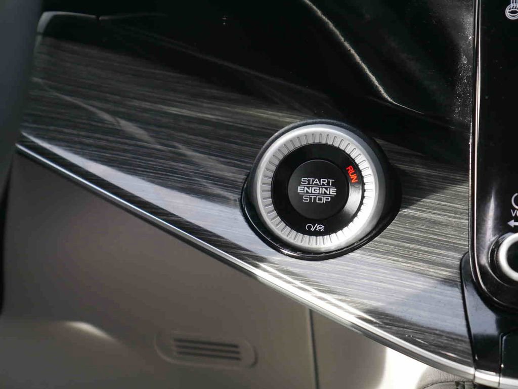 Used 2022 Jeep Wagoneer Series III w/ Flexible Seating Group image 8