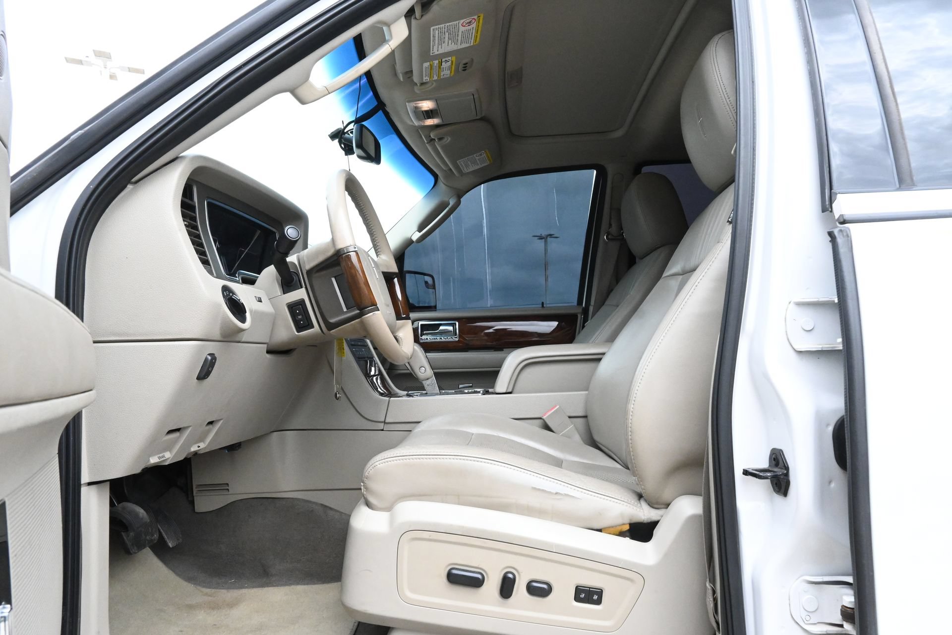 Used 2013 Lincoln Navigator 2WD w/ HD Trailer Tow Pkg image 18