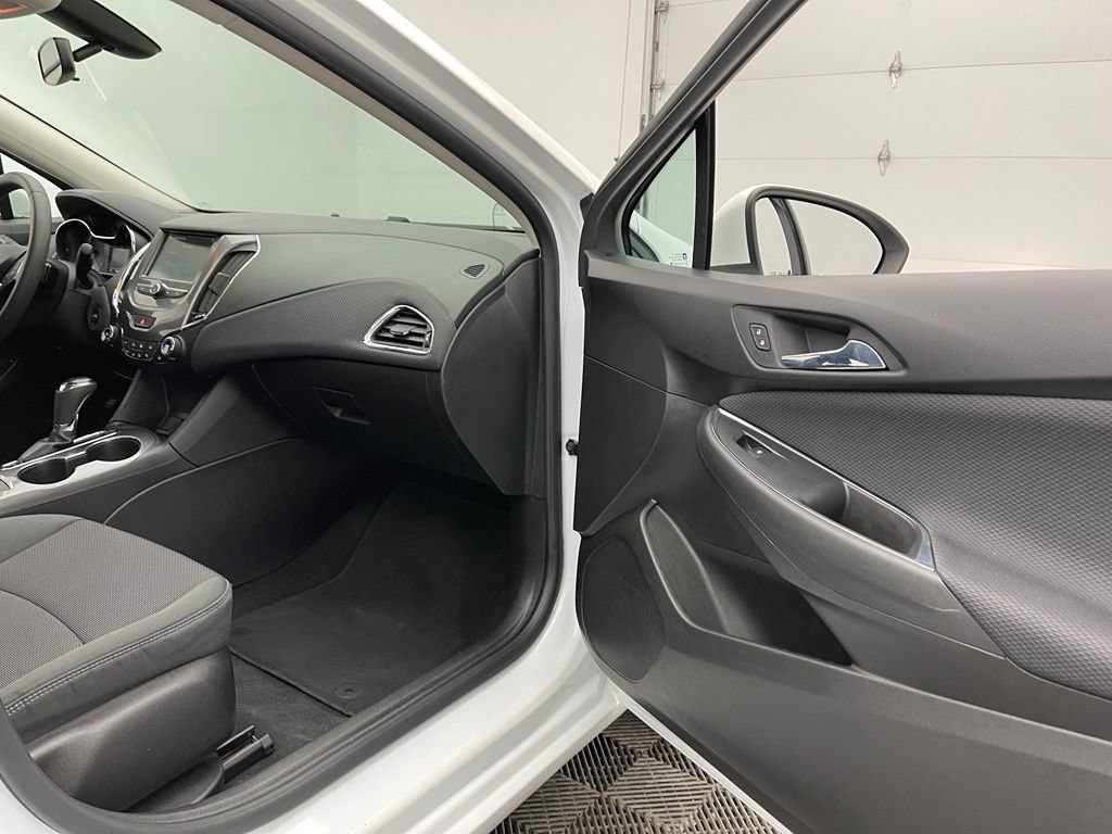 Used 2017 Chevrolet Cruze LT w/ Convenience Package FWD image 28