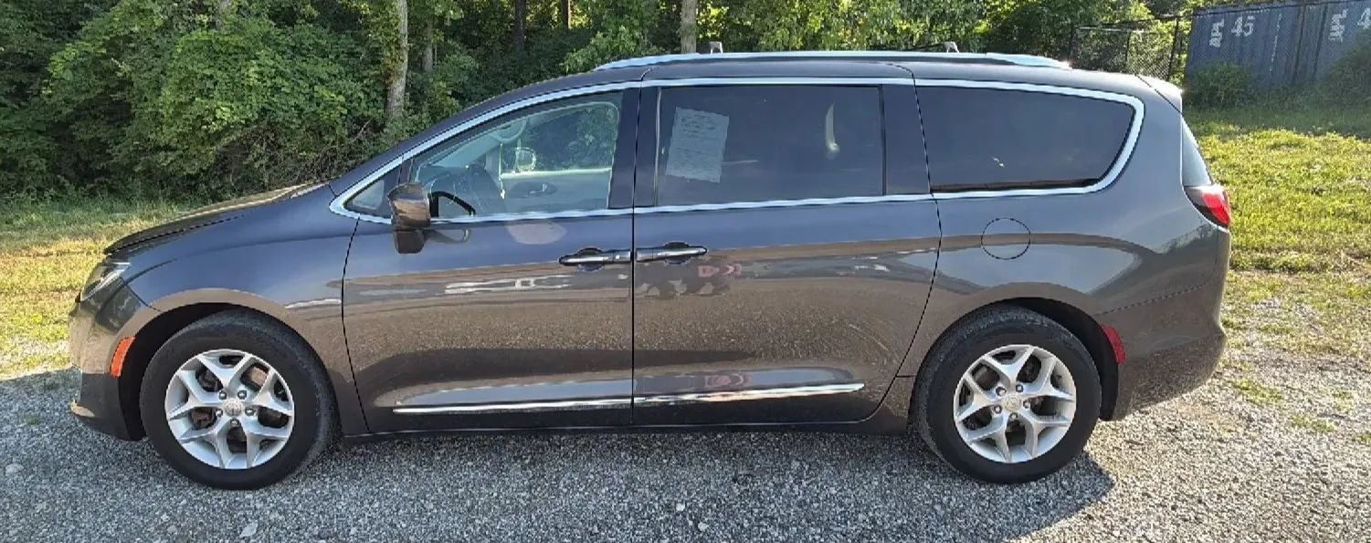 Used 2018 Chrysler Pacifica Touring-L w/ Tire & Wheel Group FWD image 1