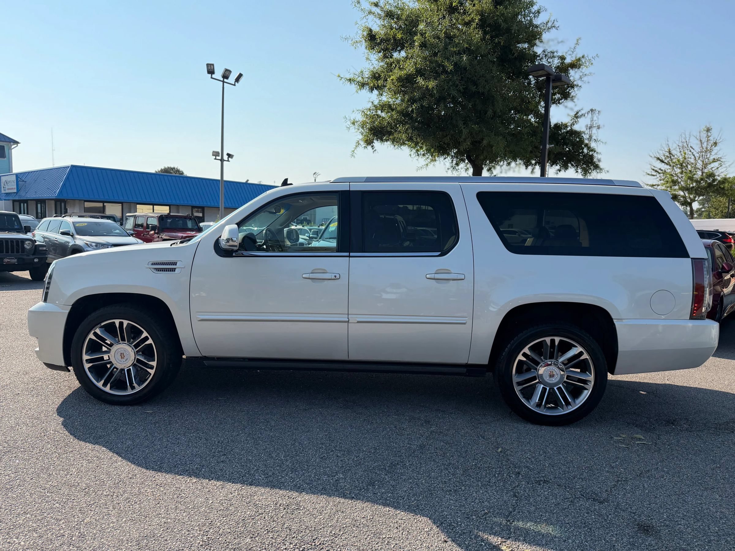 Used 2013 Cadillac Escalade ESV Premium RWD image 8