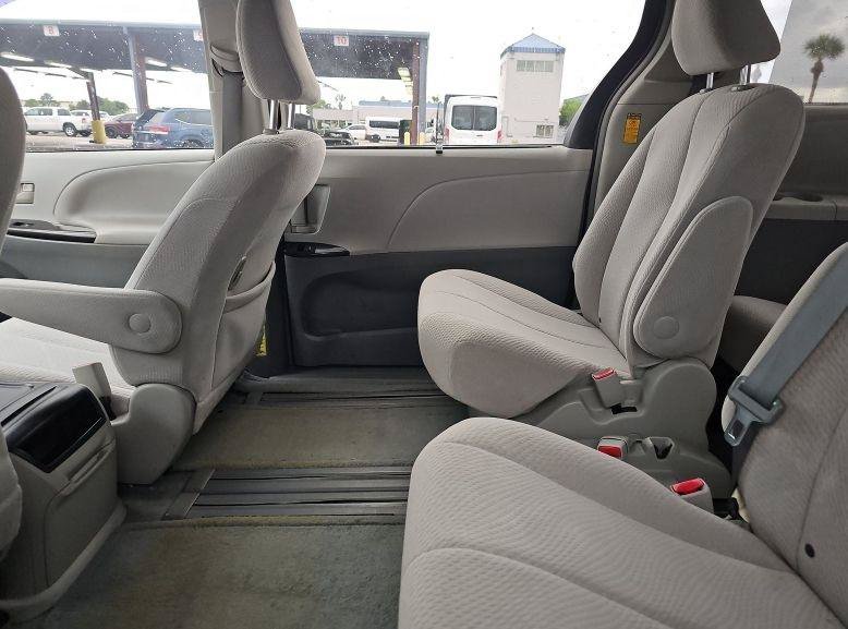 Used 2014 Toyota Sienna LE FWD image 6