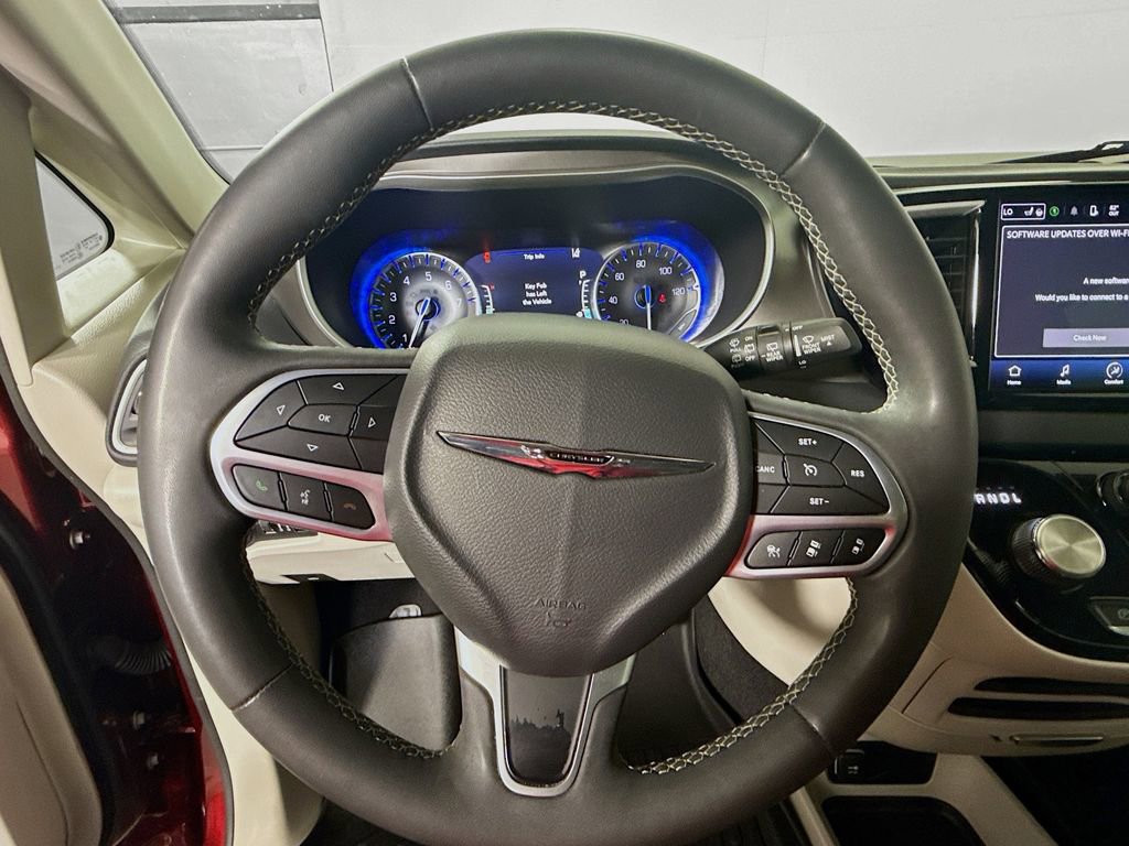 Used 2023 Chrysler Pacifica Touring-L FWD image 11