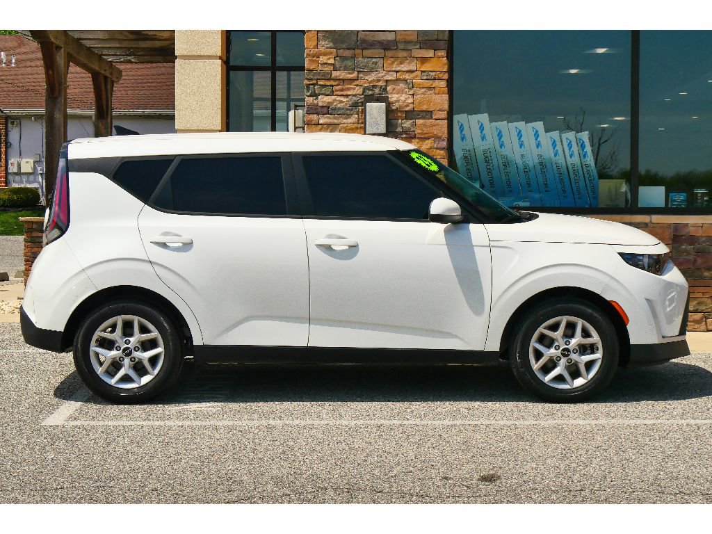 Used 2023 Kia Soul LX w/ LX Technology Package FWD image 2
