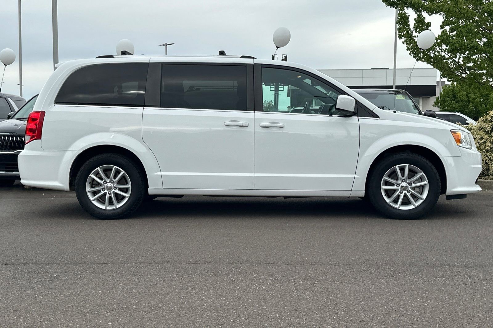Used 2019 Dodge Grand Caravan SXT FWD image 3