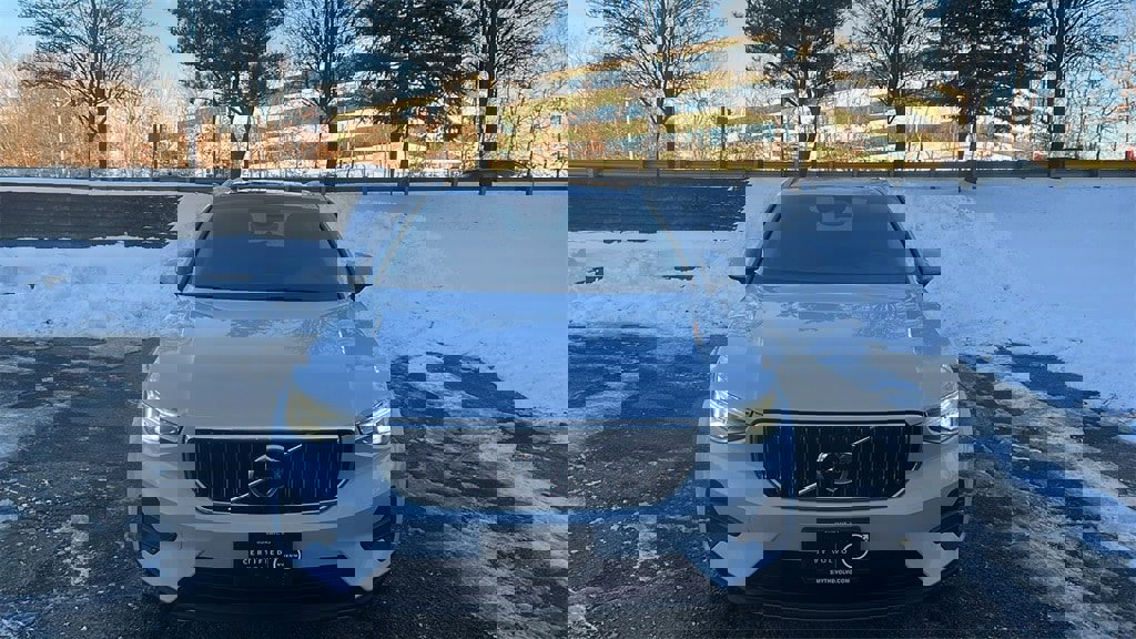 Certified 2025 Volvo XC40 B5 Core image 1