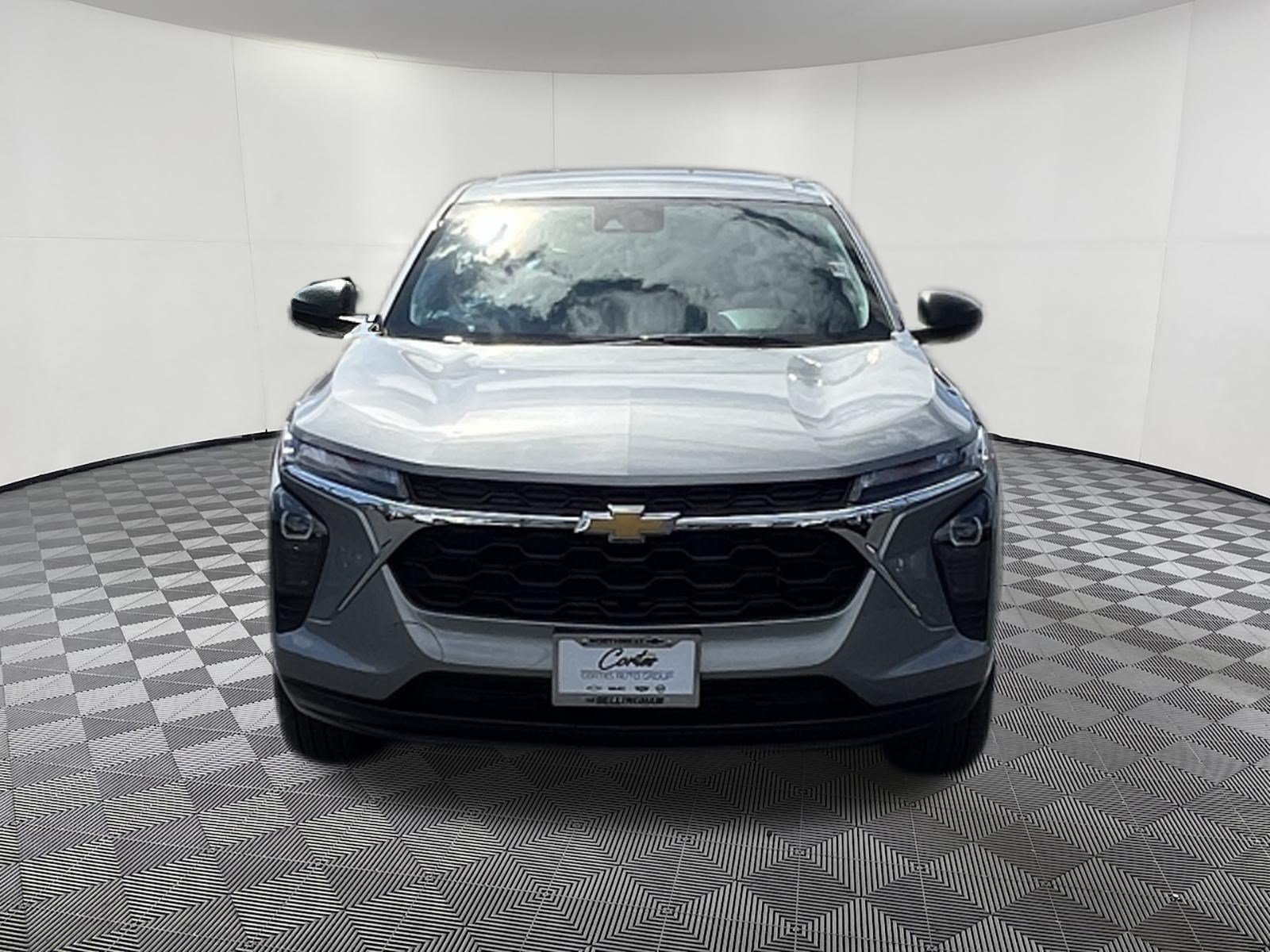 Used 2024 Chevrolet Trax LS w/ Driver Confidence Package FWD image 2