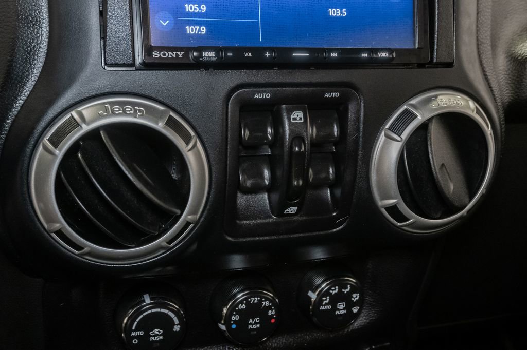 Used 2018 Jeep Wrangler Unlimited Sahara w/ Connectivity Group image 17