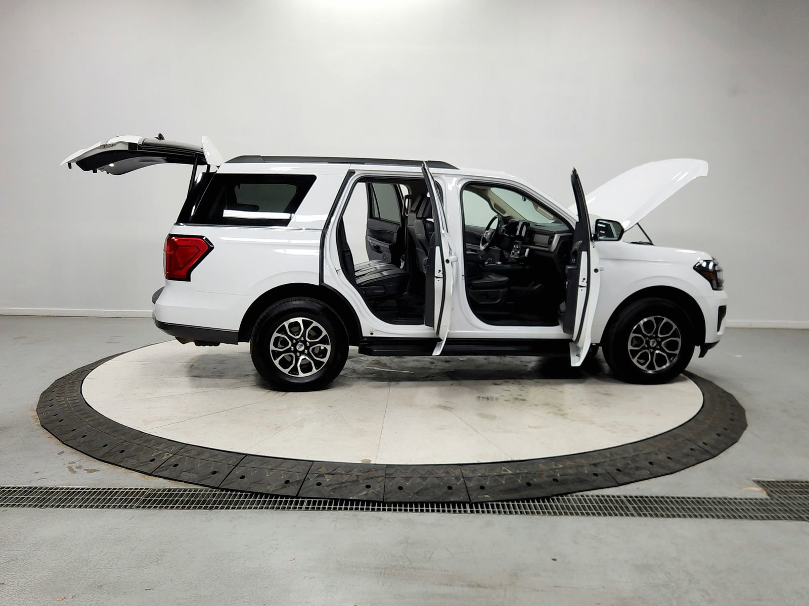 Used 2024 Ford Expedition XLT image 16