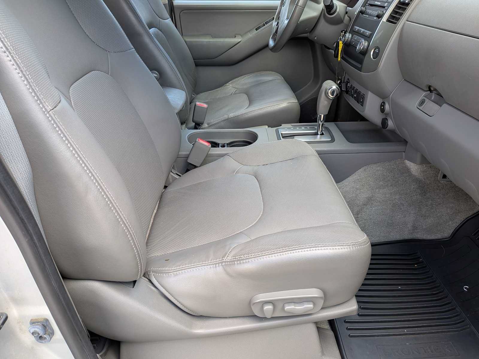 Used 2012 Nissan Frontier SL w/ Moonroof Pkg AWD/4WD image 19