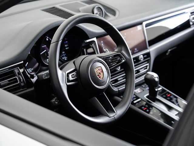 Used 2025 Porsche Macan image 9