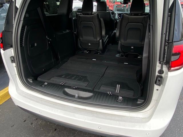 Used 2025 Chrysler Pacifica Premium image 27