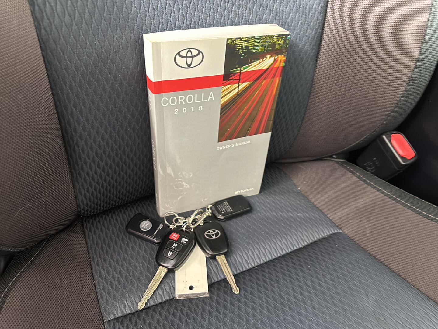 Used 2018 Toyota Corolla LE FWD image 14