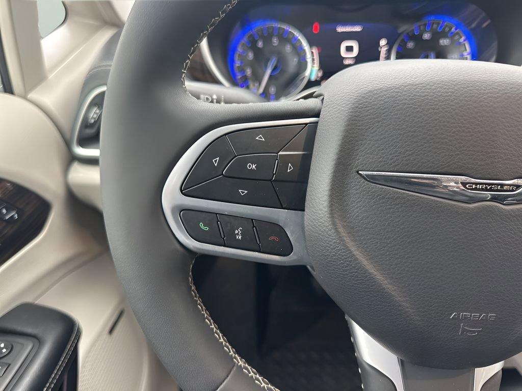 Used 2022 Chrysler Pacifica Limited image 16