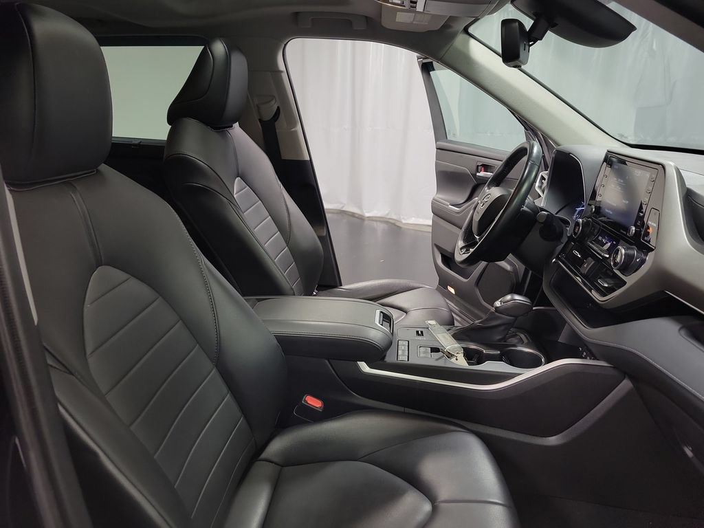 Used 2020 Toyota Highlander XLE FWD image 35