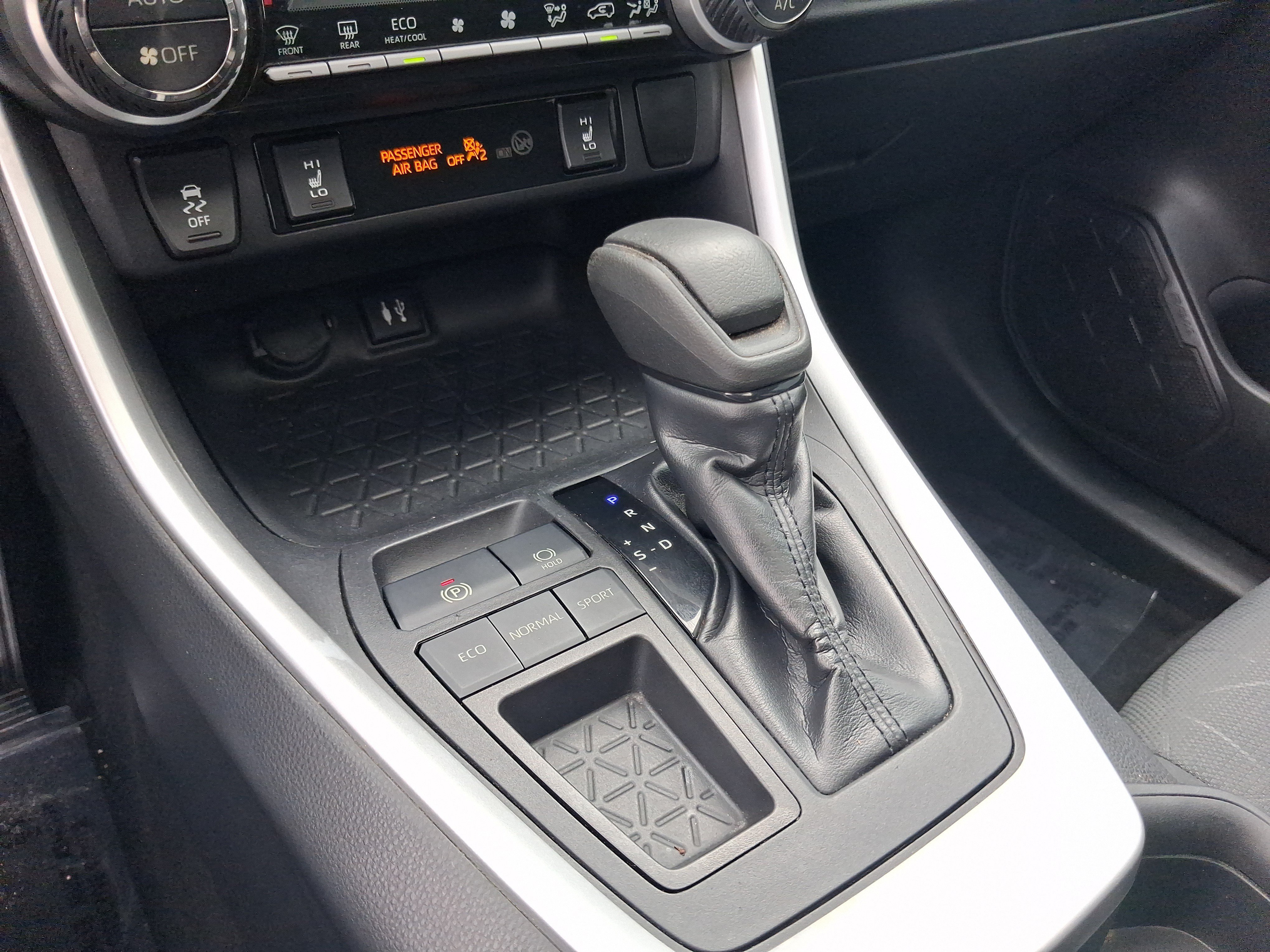 Used 2019 Toyota RAV4 XLE w/ Convenience Package FWD image 15