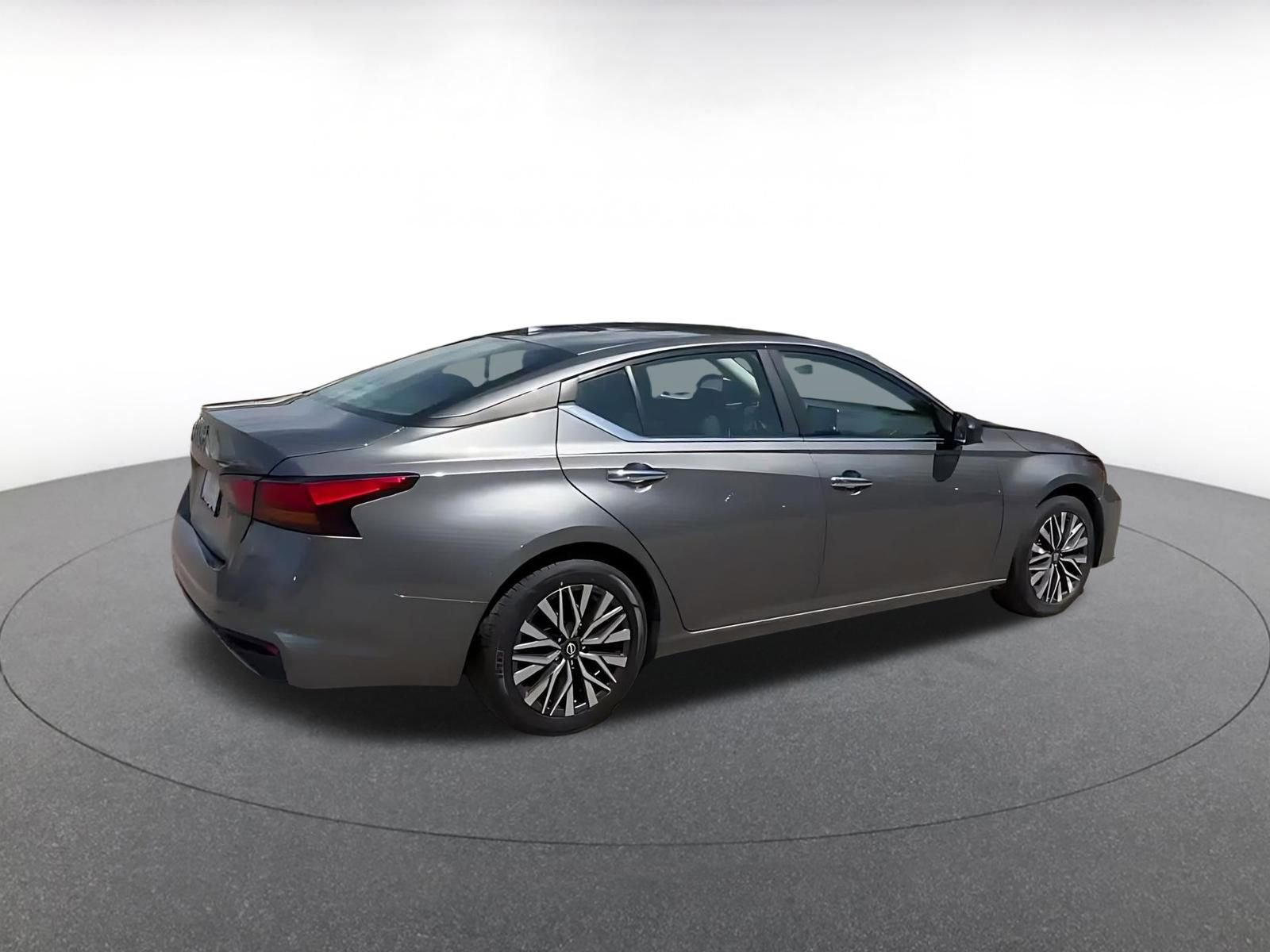 Used 2025 Nissan Altima 2.5 SV FWD image 14