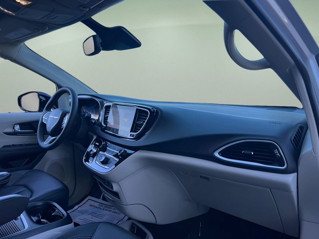 Used 2024 Chrysler Pacifica Touring-L image 20