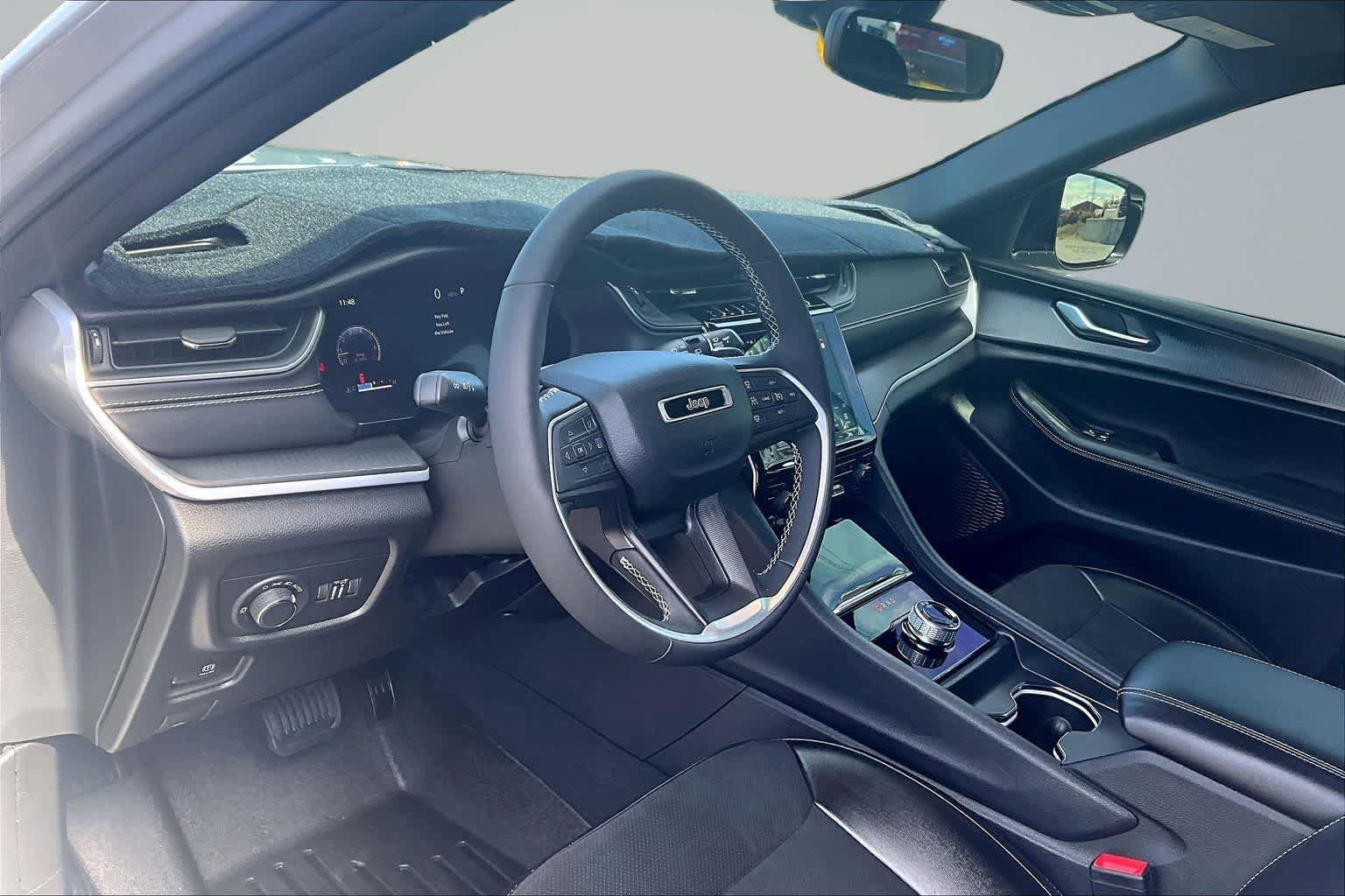 Used 2024 Jeep Grand Cherokee Altitude image 2