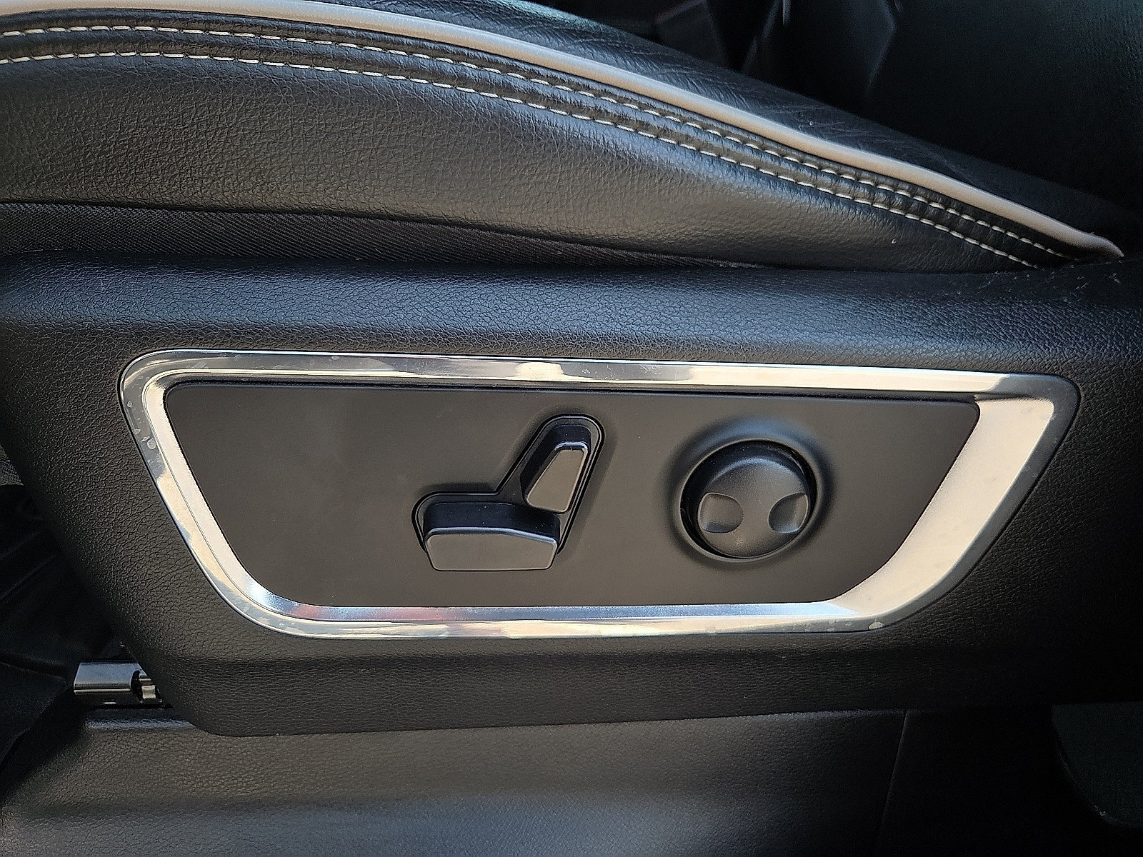 Used 2025 RAM 1500 Laramie AWD/4WD image 15