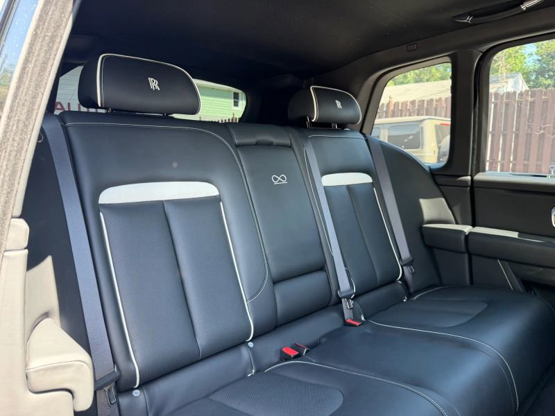 Used 2022 Rolls-Royce Cullinan Black Badge w/ Dark Exterior Package AWD/4WD image 33