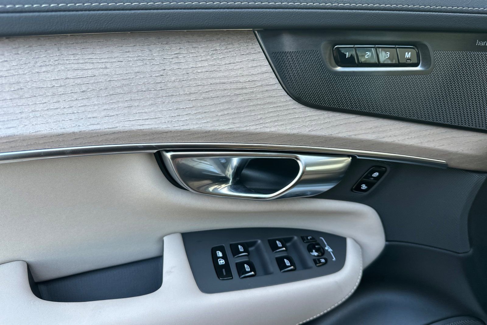 New 2026 Volvo XC90 B6 Plus w/ Protection Package Premier image 14