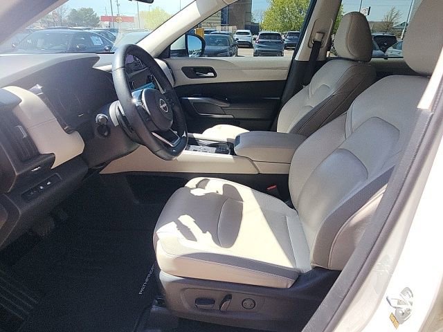 Used 2024 Nissan Pathfinder SL w/ Black Appearance Package image 24