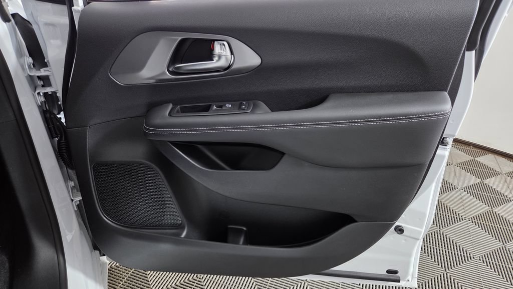 New 2025 Chrysler Pacifica Select w/ Fav Edition Package FWD image 37