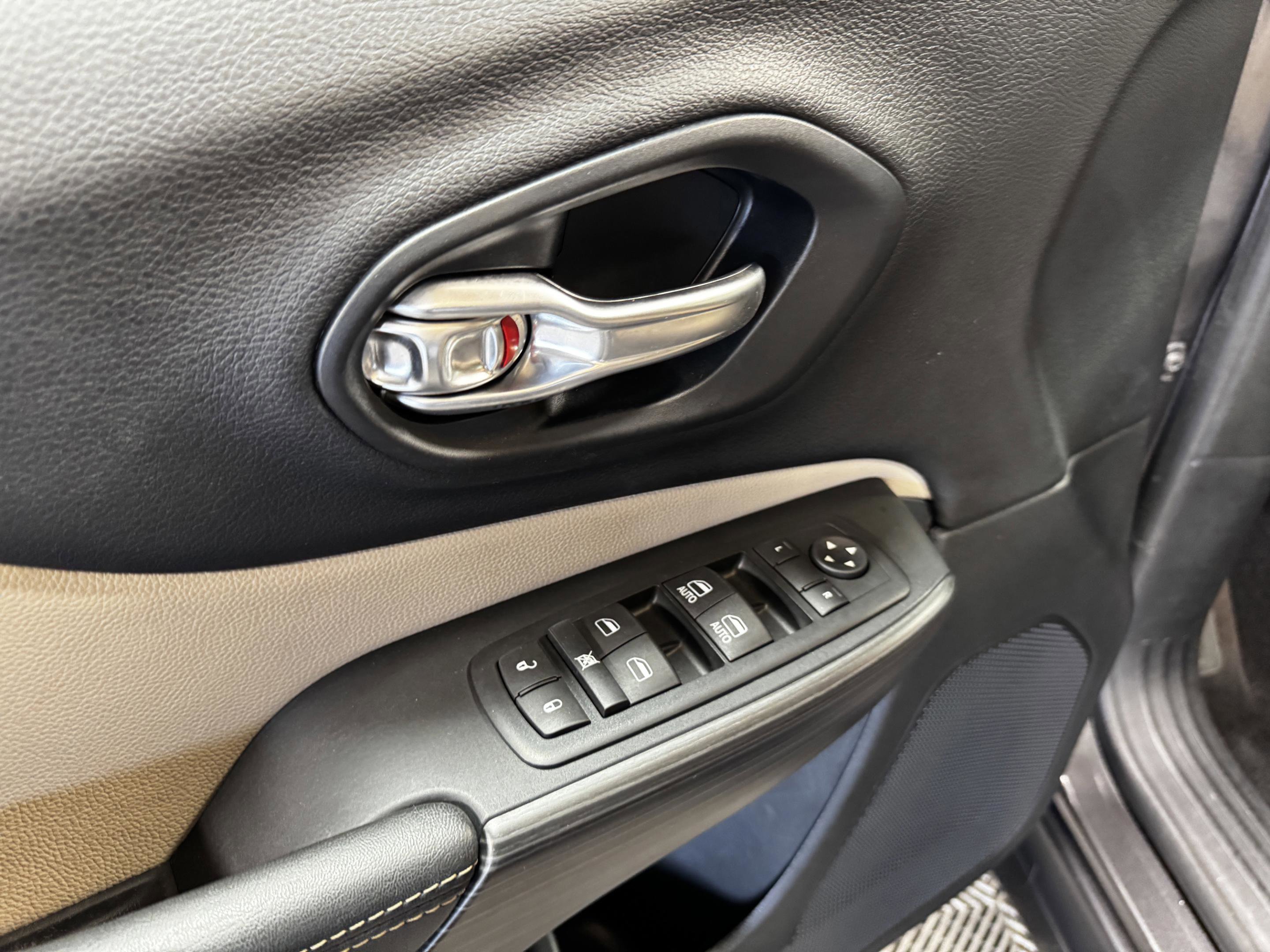Used 2017 Jeep Cherokee Latitude w/ Safety/Convenience Group FWD image 19