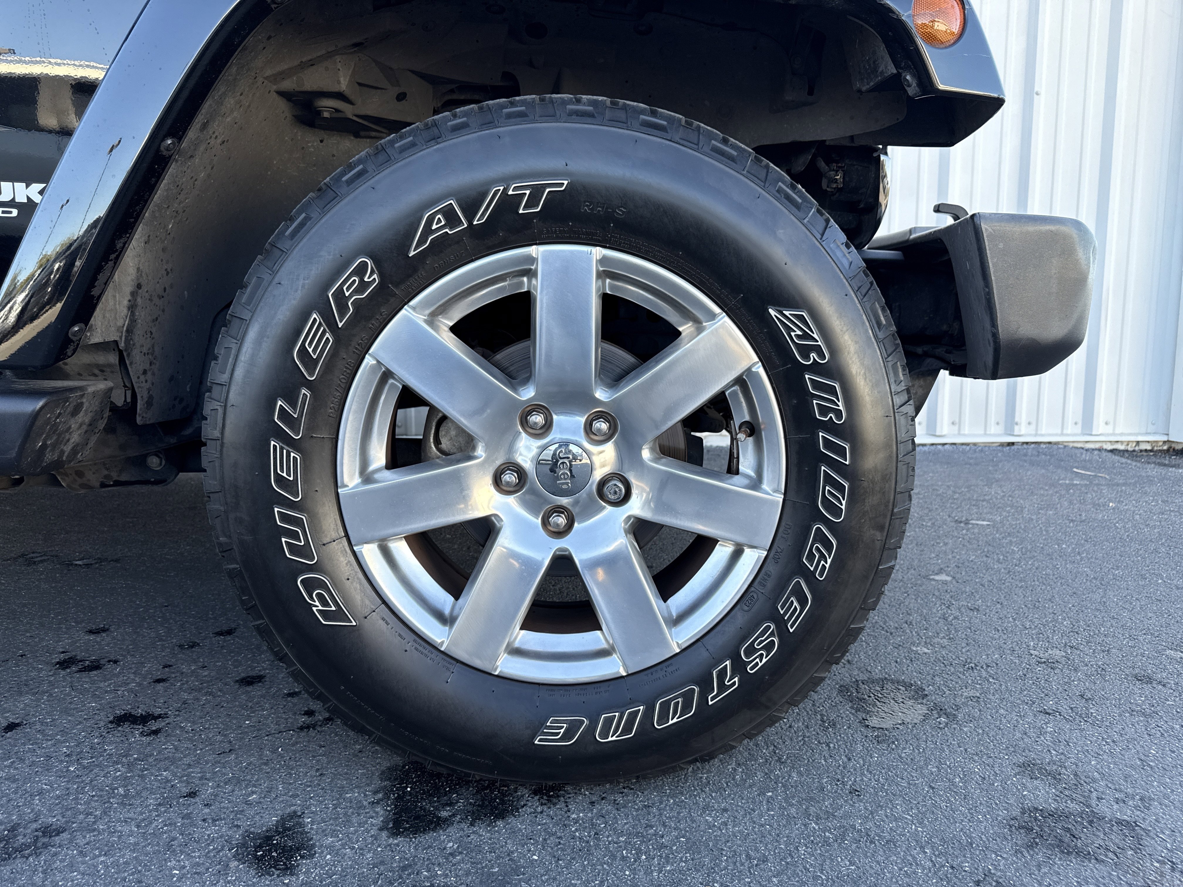 Used 2018 Jeep Wrangler Unlimited Sahara w/ Connectivity Group image 32