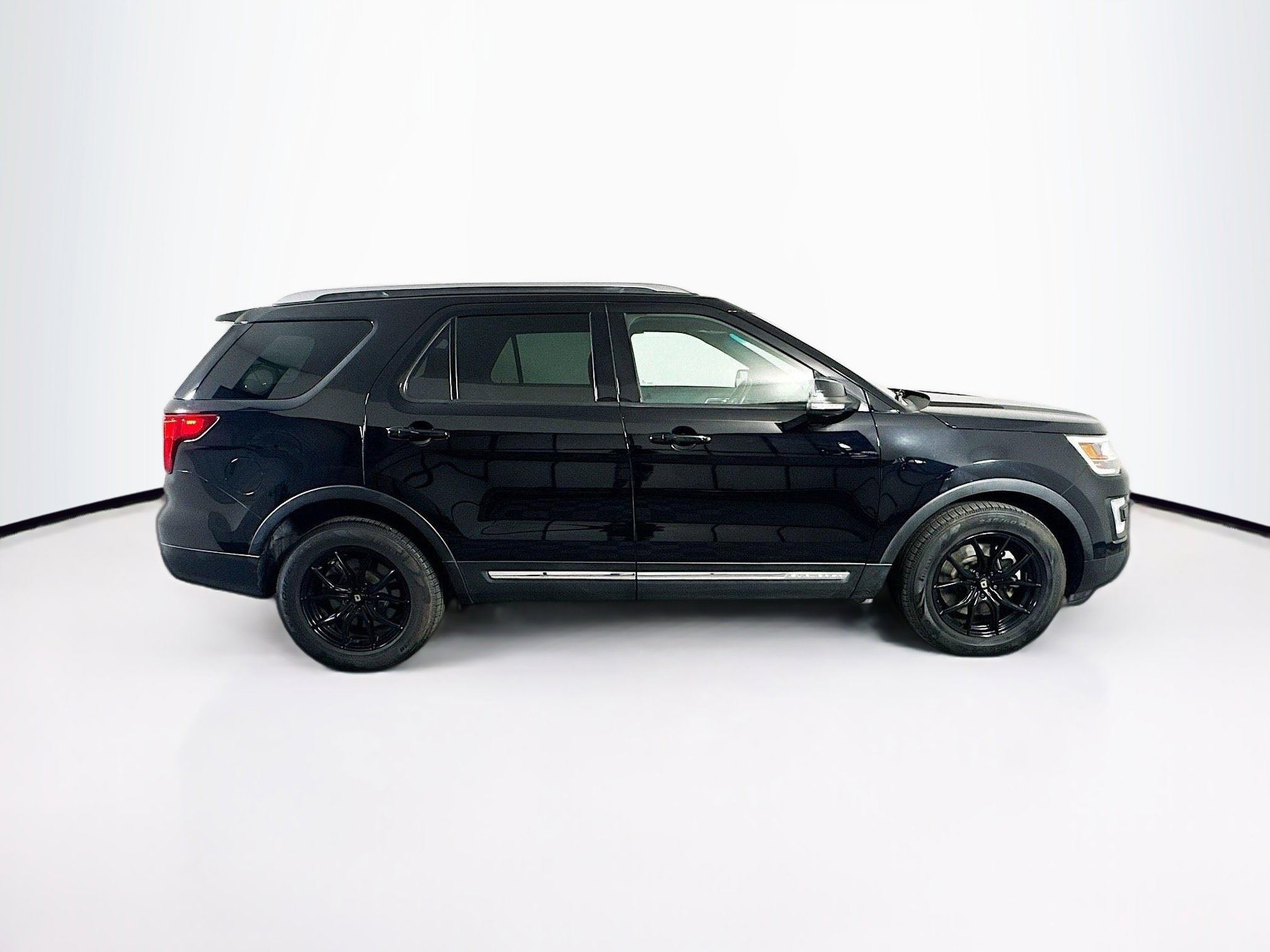 Used 2017 Ford Explorer XLT FWD image 10