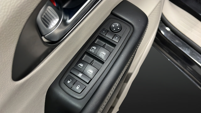 Used 2024 Chrysler Pacifica Touring-L FWD image 20