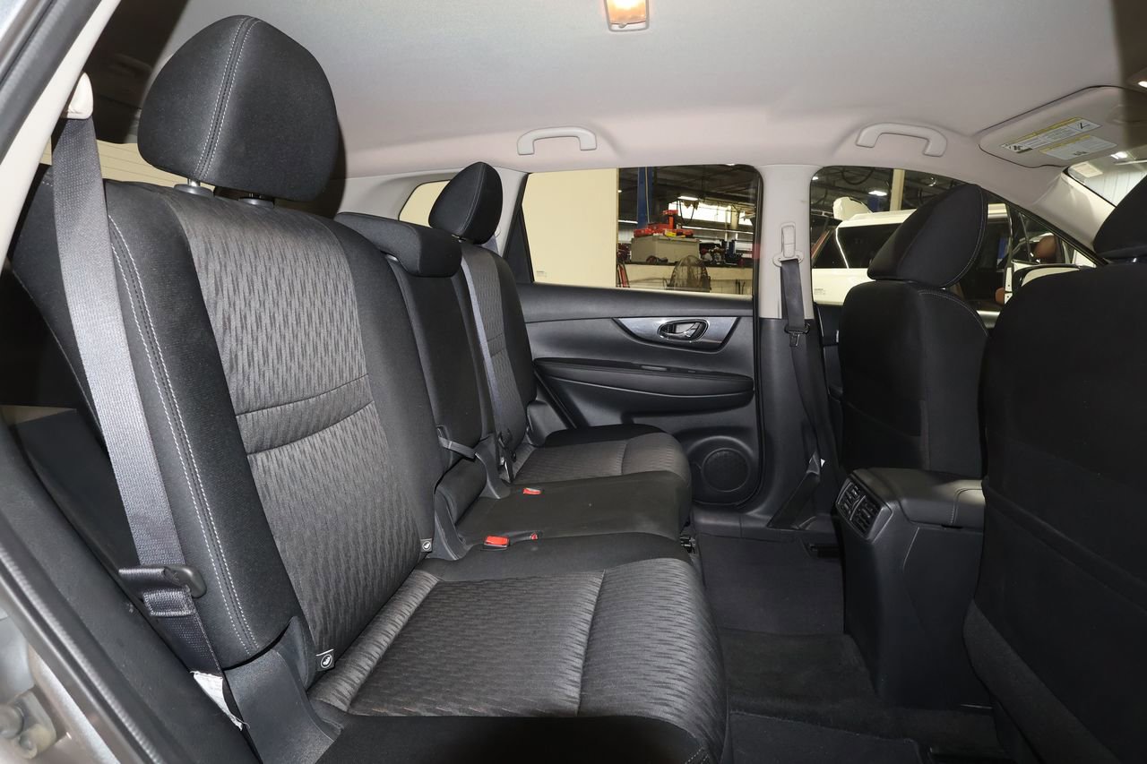 Used 2017 Nissan Rogue SV w/ SV Premium Package image 26
