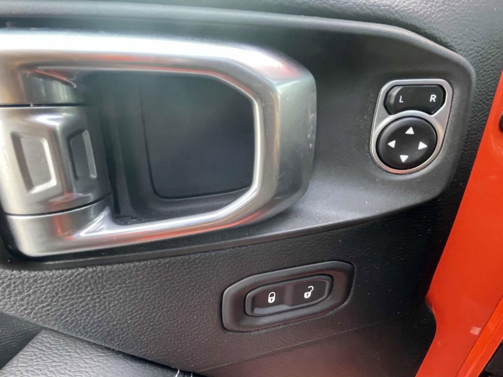 Used 2018 Jeep Wrangler Unlimited Sahara image 16