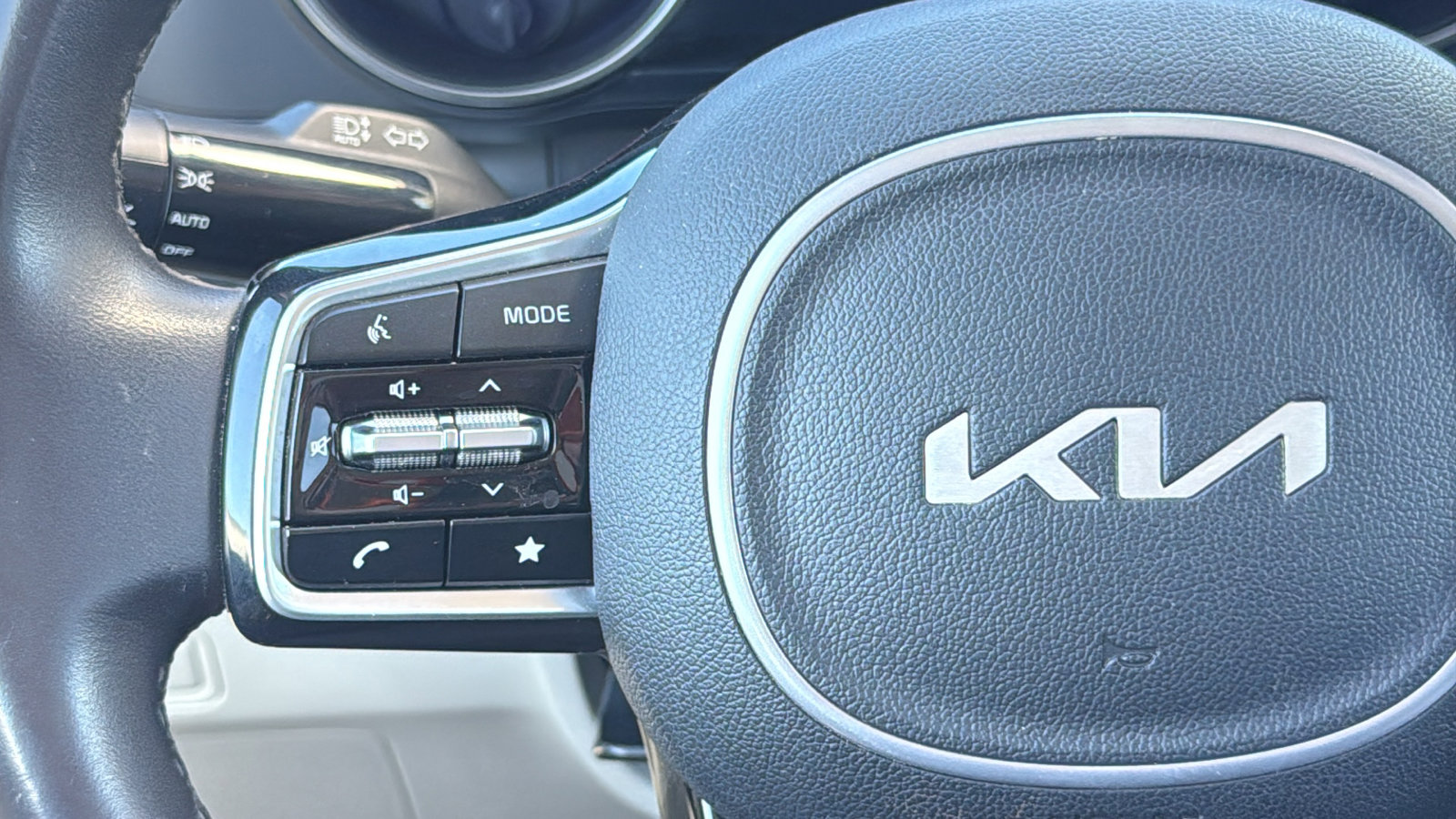 Used 2024 Kia Carnival LX image 21