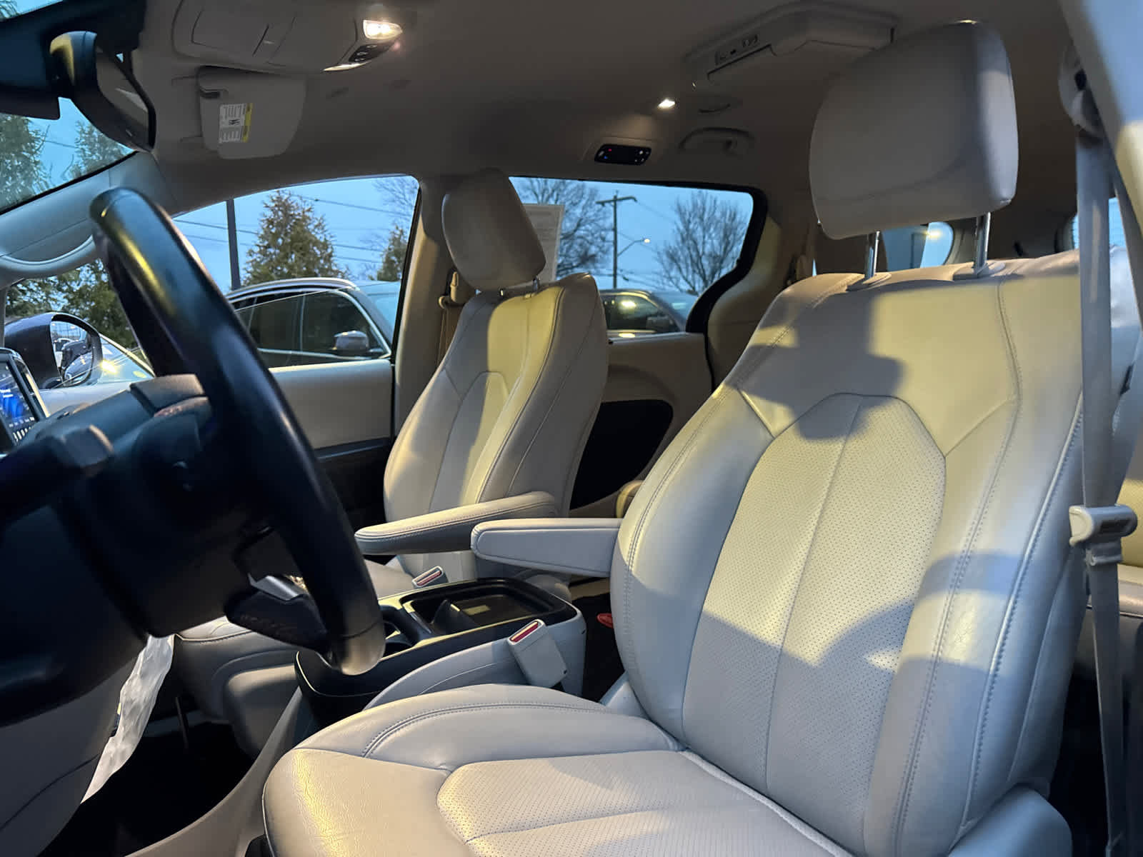 Used 2019 Chrysler Pacifica Touring-L image 13