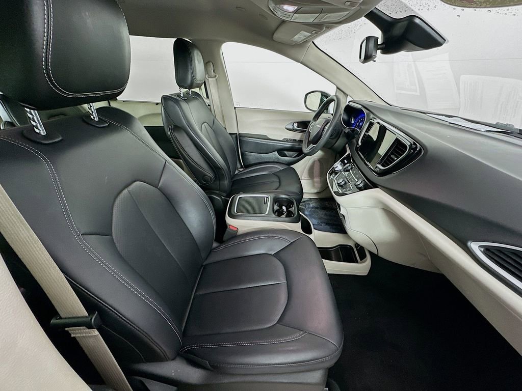 Used 2024 Chrysler Pacifica Touring-L image 39