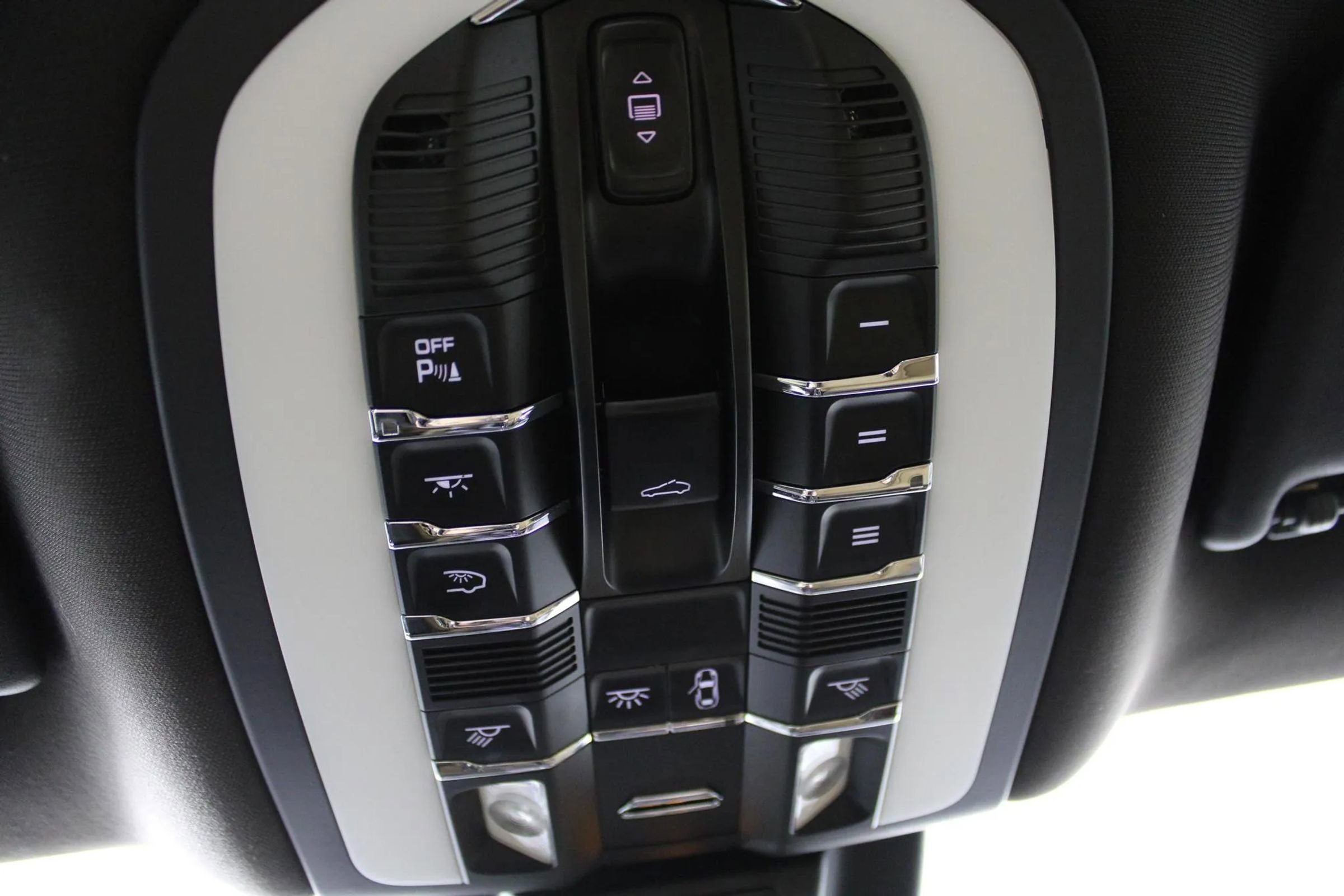 Used 2018 Porsche Macan Sport Edition image 25